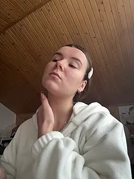Snapshot of mewKate chatting on 02/07/26, 12:31 mewKate online show from 02/07/26, 12:31
