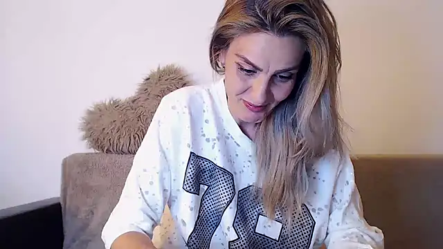 Snapshot of AshlineKatte chatting on 05/11/26, 12:22 AshlineKatte online show from 05/11/26, 12:22