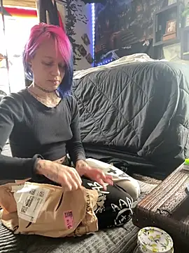 Snapshot of trashbrat chatting on 04/02/26, 08:28 trashbrat online show from 04/02/26, 08:28