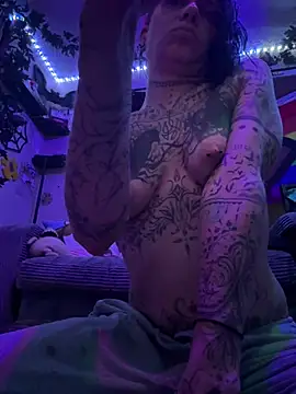 Snapshot of trashbrat chatting on 04/15/26, 11:06 trashbrat online show from 04/15/26, 11:06