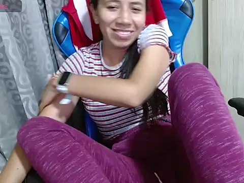 Danielagomez33 online show from 04/14/26, 01:00