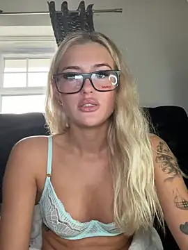 Snapshot of PrettyPrincess69x chatting on 01/13/25, 12:02 PrettyPrincess69x online show from 01/13/25, 12:02