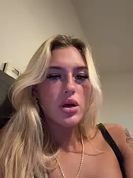 Snapshot of PrettyPrincess69x chatting on 03/11/25, 10:20 PrettyPrincess69x online show from 03/11/25, 10:20