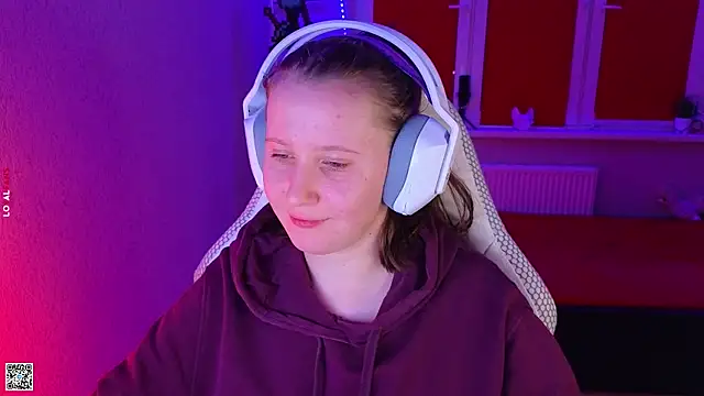 mon lola online show from 10/24/25, 03:30