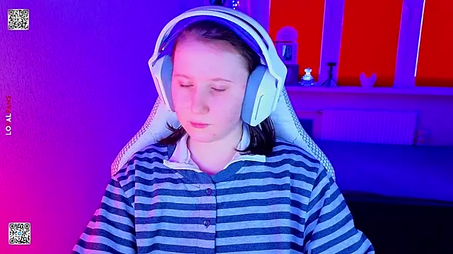 Snapshot of mon_lola chatting on 01/14/26, 01:39 mon lola online show from 01/14/26, 01:39