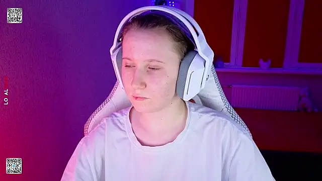 Snapshot of mon_lola chatting on 03/14/26, 05:18 mon lola online show from 03/14/26, 05:18