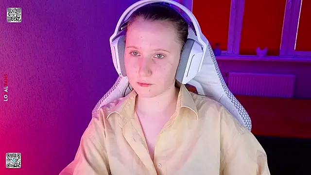 Snapshot of mon_lola chatting on 03/16/26, 02:32 mon lola online show from 03/16/26, 02:32