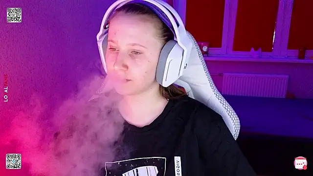 Snapshot of mon_lola chatting on 03/22/26, 04:54 mon lola online show from 03/22/26, 04:54