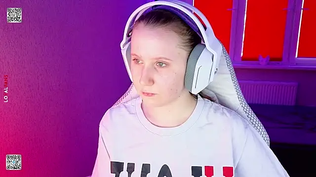 Snapshot of mon_lola chatting on 03/27/26, 03:01 mon lola online show from 03/27/26, 03:01