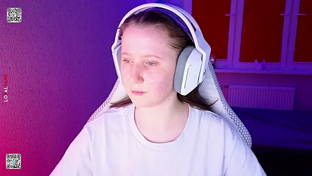 Snapshot of mon_lola chatting on 03/28/26, 04:28 mon lola online show from 03/28/26, 04:28