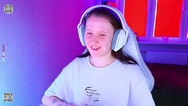 Snapshot of mon_lola chatting on 04/06/26, 11:11 mon lola online show from 04/06/26, 11:11