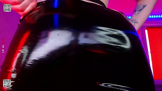 Snapshot of mon_lola chatting on 04/08/26, 11:43 mon lola online show from 04/08/26, 11:43