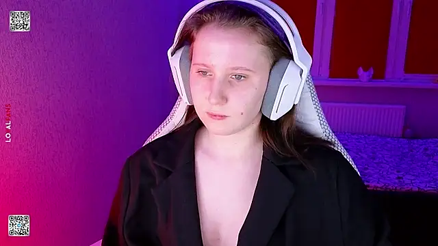 Snapshot of mon_lola chatting on 04/14/26, 04:13 mon lola online show from 04/14/26, 04:13