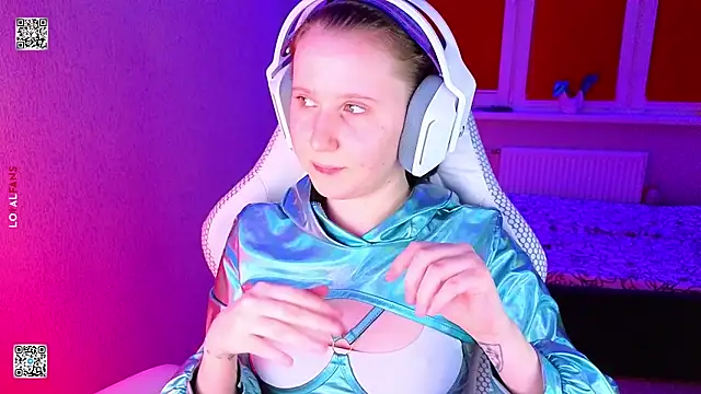 Snapshot of mon_lola chatting on 04/22/26, 05:03 mon lola online show from 04/22/26, 05:03