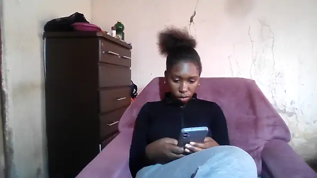 Snapshot of Hotdaily04 chatting on 09/23/25, 07:11 Hotdaily04 online show from 09/23/25, 07:11