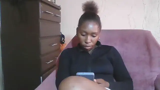 Snapshot of Hotdaily04 chatting on 09/24/25, 07:33 Hotdaily04 online show from 09/24/25, 07:33