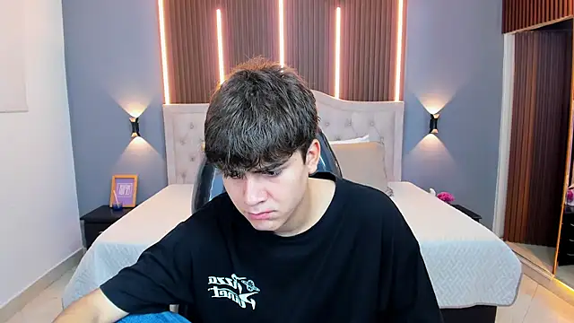 Tommy18   online show from 12/04/25, 03:49