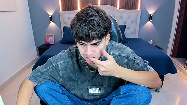 Snapshot of Tommy18__ chatting on 04/19/26, 03:39 Tommy18 online show from 04/19/26, 03:39