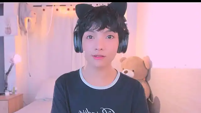 AllanYong18 online show from 10/16/25, 07:09