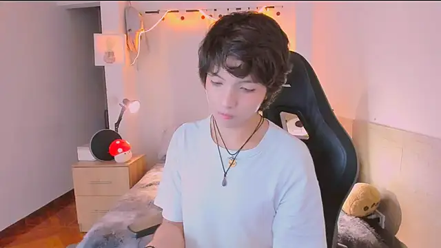 AllanYong18 online show from 04/13/26, 07:47