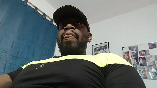 Snapshot of strong__anthony chatting on 04/18/26, 07:58 strong anthony online show from 04/18/26, 07:58