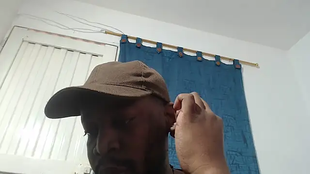 Snapshot of strong__anthony chatting on 04/20/26, 04:54 strong anthony online show from 04/20/26, 04:54