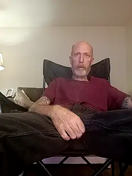 Snapshot of filthymind619 chatting on 12/20/25, 12:18 filthymind619 online show from 12/20/25, 12:18