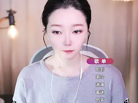 Snapshot of Zoe-99 chatting on 10/08/25, 10:24 Zoe-99 online show from 10/08/25, 10:24