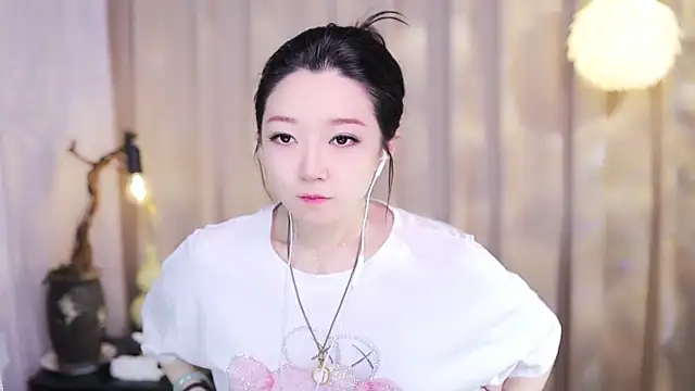 Snapshot of Zoe-99 chatting on 12/21/25, 02:46 Zoe-99 online show from 12/21/25, 02:46