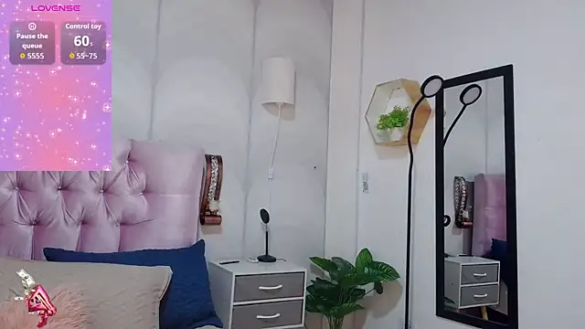 Snapshot of madison_oli chatting on 10/21/25, 11:44 madison oli online show from 10/21/25, 11:44