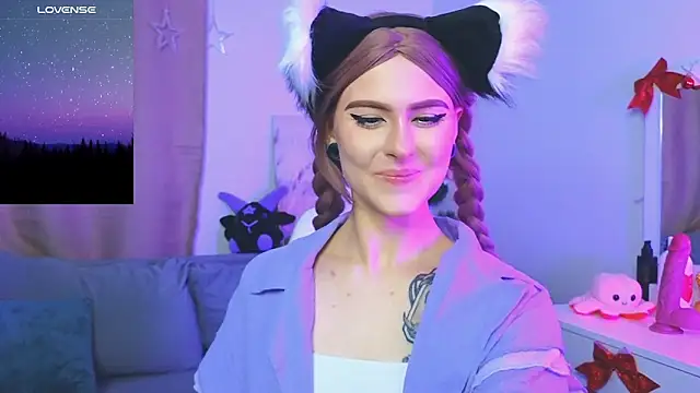 Snapshot of Emily__Mooree chatting on 01/19/25, 07:25 Emily  Mooree online show from 01/19/25, 07:25