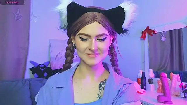 Snapshot of Emily__Mooree chatting on 01/20/25, 04:21 Emily  Mooree online show from 01/20/25, 04:21