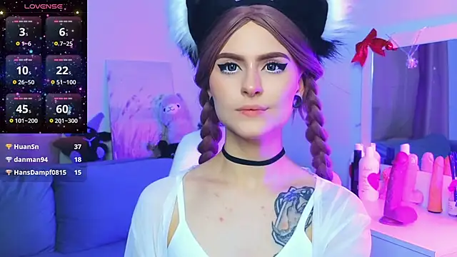 Snapshot of Emily__Mooree chatting on 01/24/25, 07:41 Emily  Mooree online show from 01/24/25, 07:41