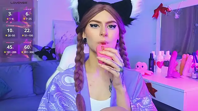 Snapshot of Emily__Mooree chatting on 01/25/25, 04:13 Emily  Mooree online show from 01/25/25, 04:13