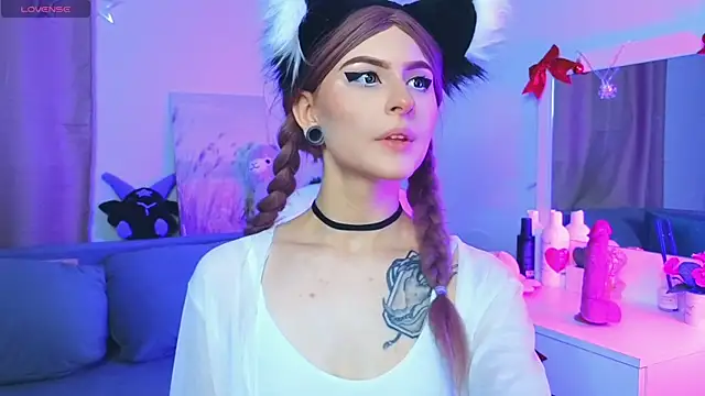 Snapshot of Emily__Mooree chatting on 01/27/25, 07:14 Emily  Mooree online show from 01/27/25, 07:14