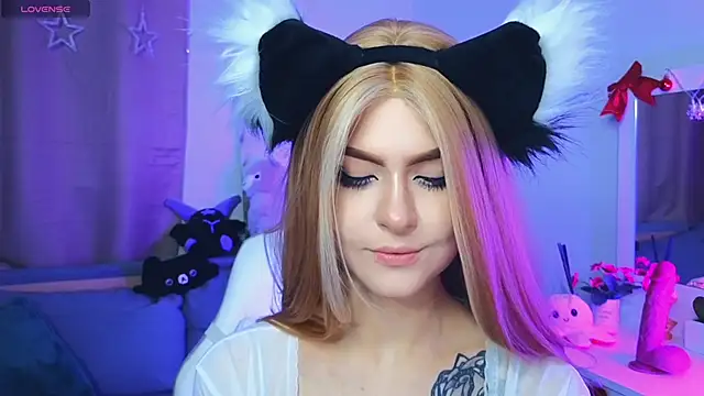 Snapshot of Emily__Mooree chatting on 02/02/25, 04:15 Emily  Mooree online show from 02/02/25, 04:15