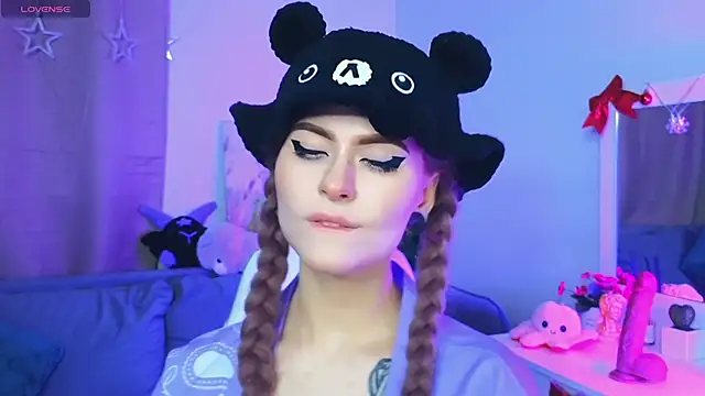 Snapshot of Emily__Mooree chatting on 02/03/25, 04:46 Emily  Mooree online show from 02/03/25, 04:46