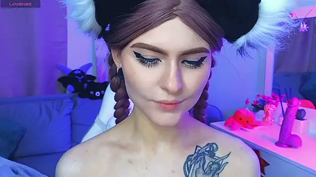 Snapshot of Emily__Mooree chatting on 02/03/25, 10:58 Emily  Mooree online show from 02/03/25, 10:58