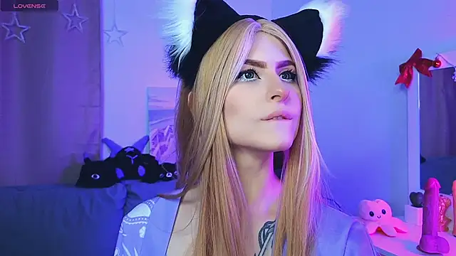 Snapshot of Emily__Mooree chatting on 02/08/25, 04:14 Emily  Mooree online show from 02/08/25, 04:14