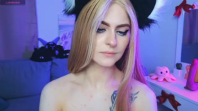 Snapshot of Emily__Mooree chatting on 02/08/25, 10:18 Emily  Mooree online show from 02/08/25, 10:18