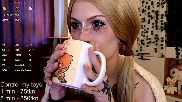 Snapshot of Emily__Mooree chatting on 10/01/25, 05:35 Emily  Mooree online show from 10/01/25, 05:35