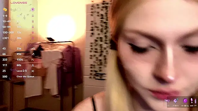 Snapshot of Emily__Mooree chatting on 10/10/25, 08:13 Emily  Mooree online show from 10/10/25, 08:13