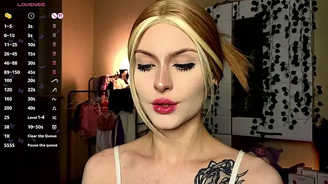 Emily  Mooree online show from 11/11/25, 03:28