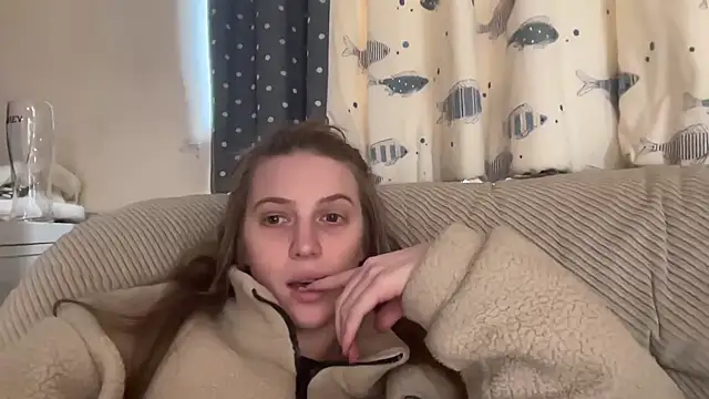 Snapshot of Ella-82 chatting on 02/06/25, 04:25 Ella-82 online show from 02/06/25, 04:25