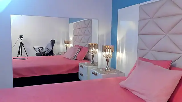 Snapshot of KarenSims chatting on 03/04/25, 07:32 KarenSims online show from 03/04/25, 07:32