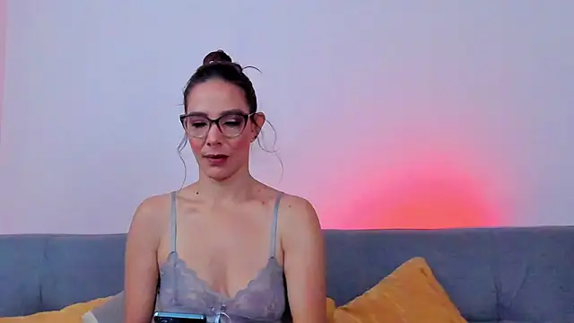 Snapshot of KarenSims chatting on 03/21/26, 12:21 KarenSims online show from 03/21/26, 12:21