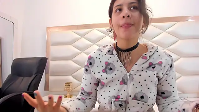 MiaQueen021 online show from 02/06/25, 06:35