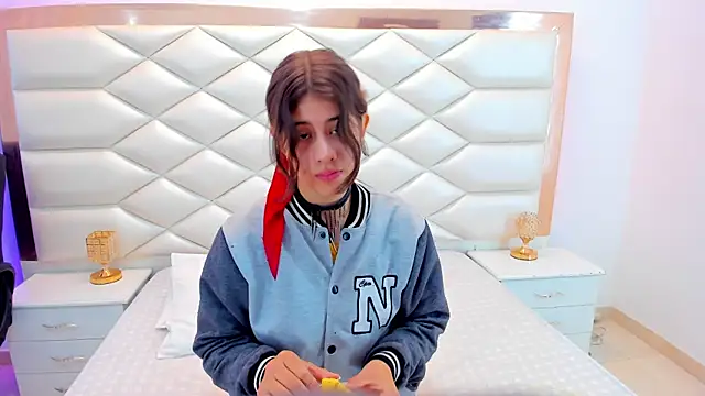 MiaQueen021 online show from 02/10/25, 12:39