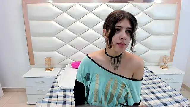 MiaQueen021 online show from 02/12/25, 12:22