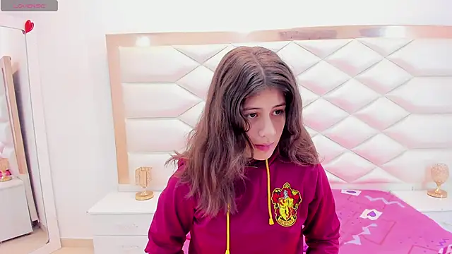 MiaQueen021 online show from 03/06/25, 12:30